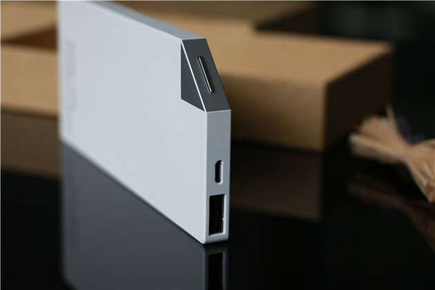 充电WIFI存储两用,流云绝对旅行好伴侣 充电WIFI存储两用,流云绝对旅行好伴侣