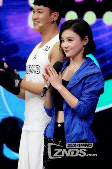 芒果HOT|明明可以看脸,她们还要拼<em>马甲</em>线_芒果