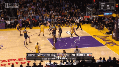 马克三分不中,还是科比,他在弧顶位置干拔中投命中,湖人反超!