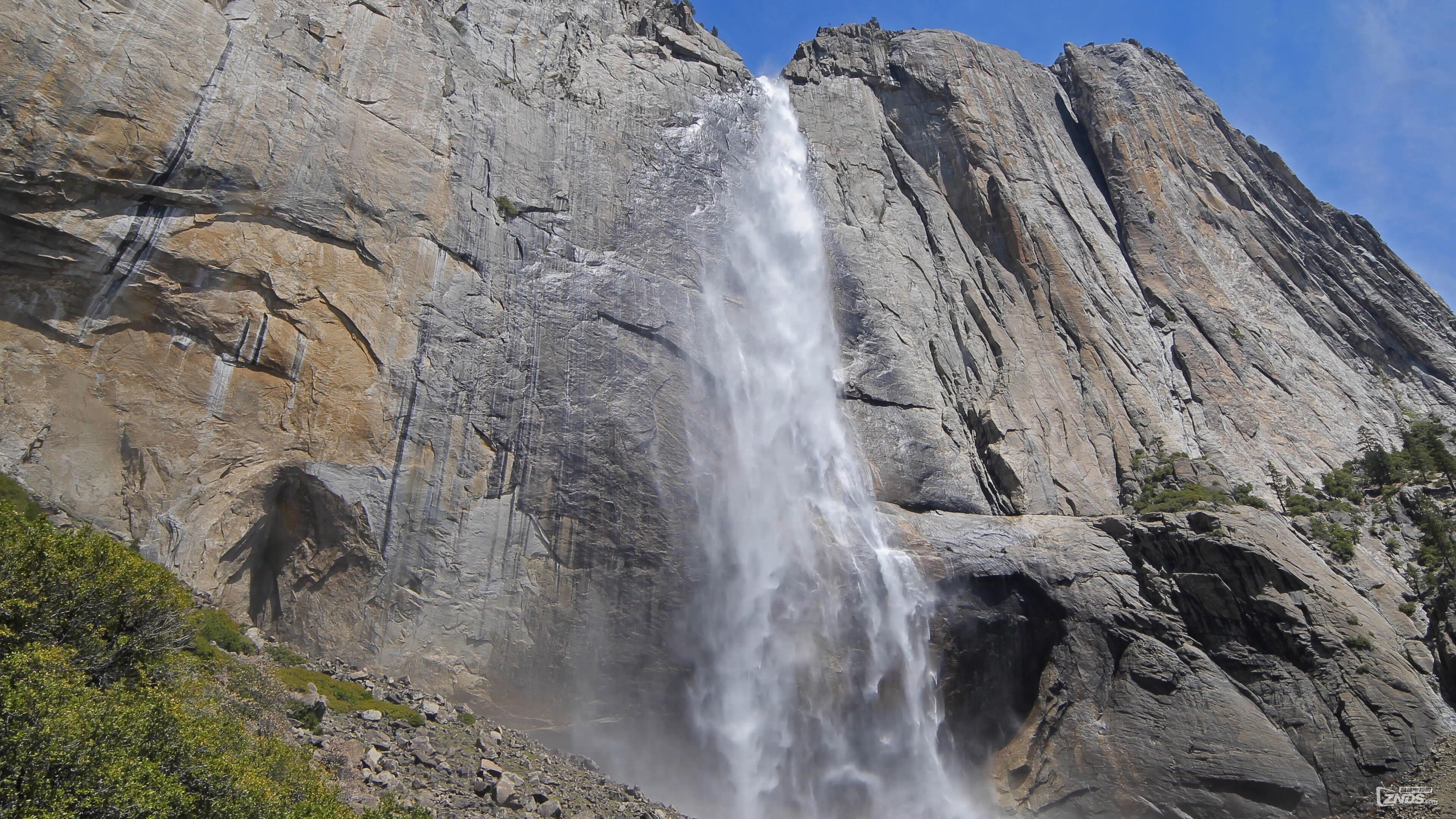 Водопад в горах гифки