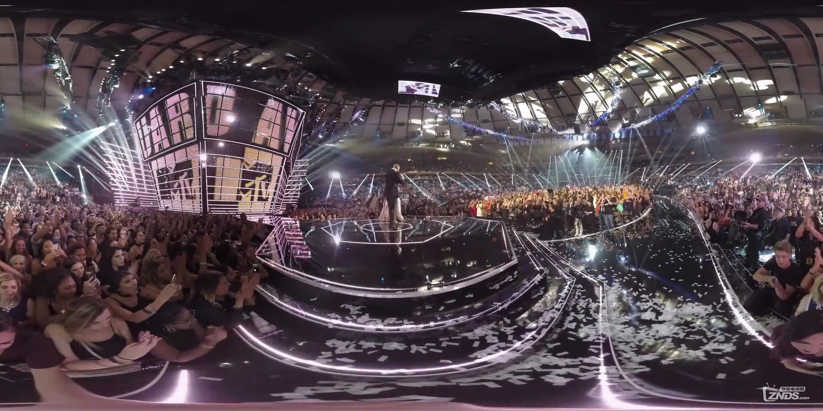 【360度VR全景视频】2016年音乐大奖德雷克为Rihanna颁奖_VR资源下载