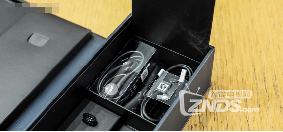 全视曲面屏+Bixby语音助手 三星S8开箱_硬件测