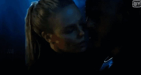 智能电视看《激情与速度8》蛇蝎美人到底有多勾魂?