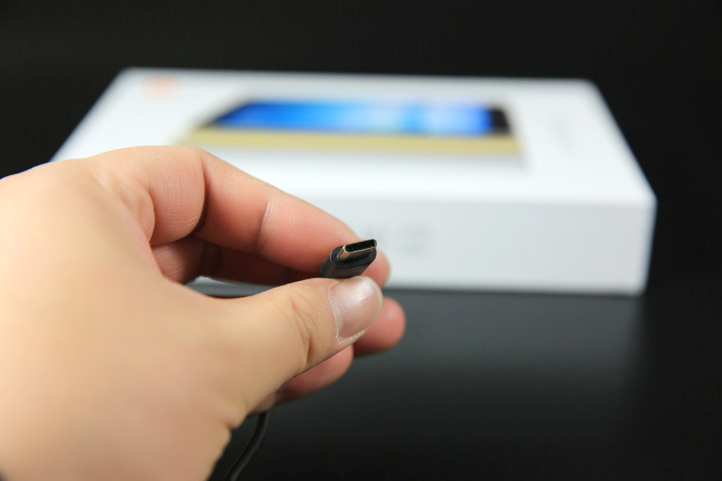 小米平板2 充电器与数据线同样采用黑色风格,电源适配器采用5v-2a的