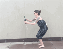 卡戴珊的翘臀托酒杯倒酒照一时间火爆网络，于是……