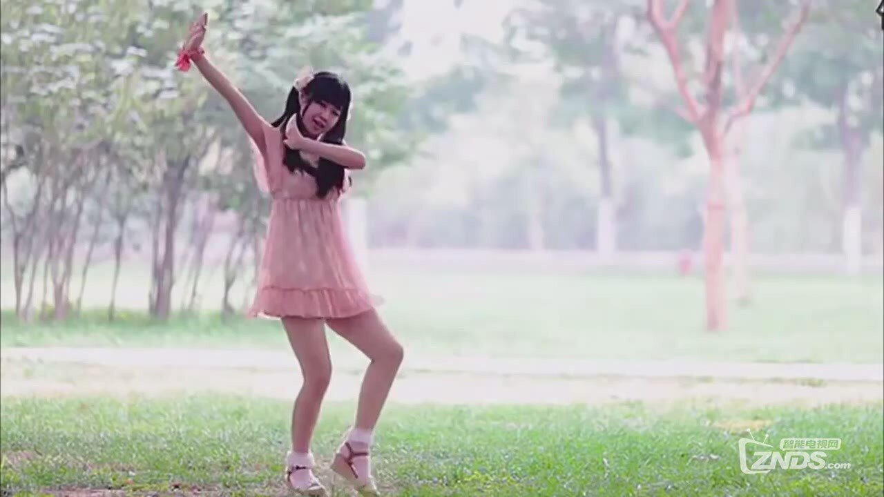 清纯妹子粉色裙子版《小苹果》[(004561)15-13-56].JPG