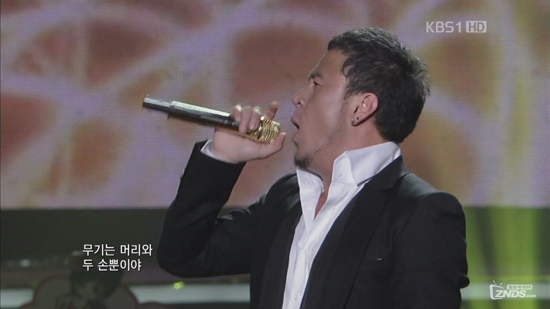 杨坤 - 男人要战斗(KBS)[(004939)10-35-14].JPG