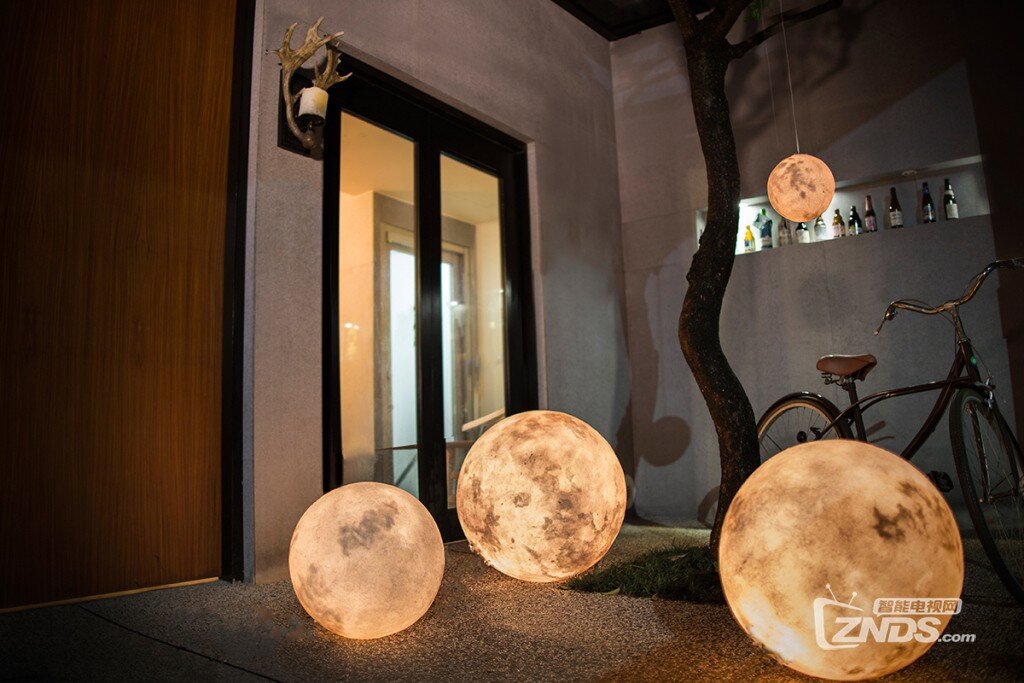 acorn-studio-luna-moon-lamp-2.jpg