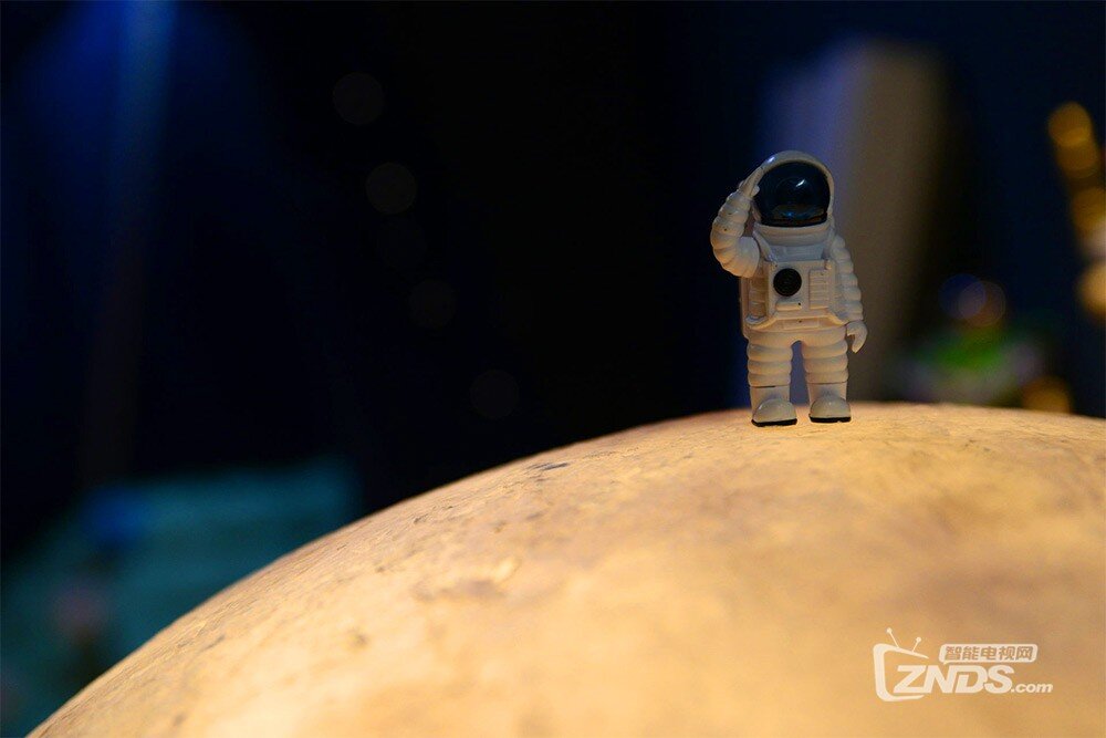 acorn-studio-luna-moon-lamp-4.jpg
