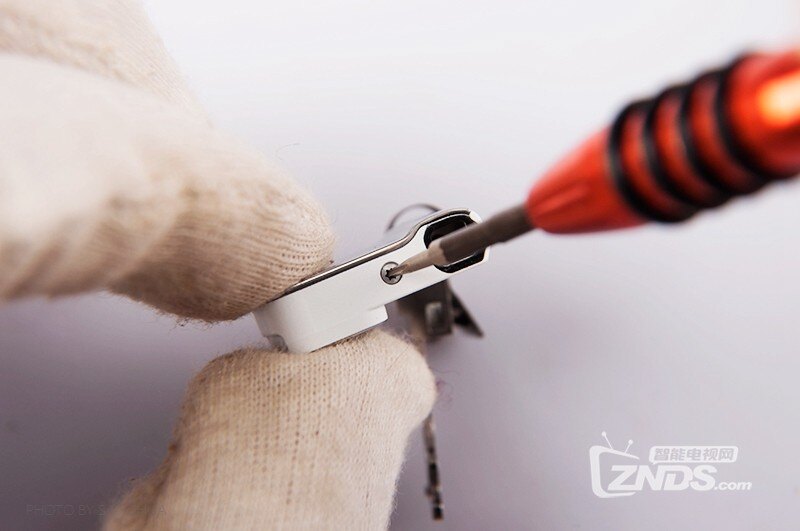 荣耀7i拆机 详解业界首款翻转摄像头手机的秘