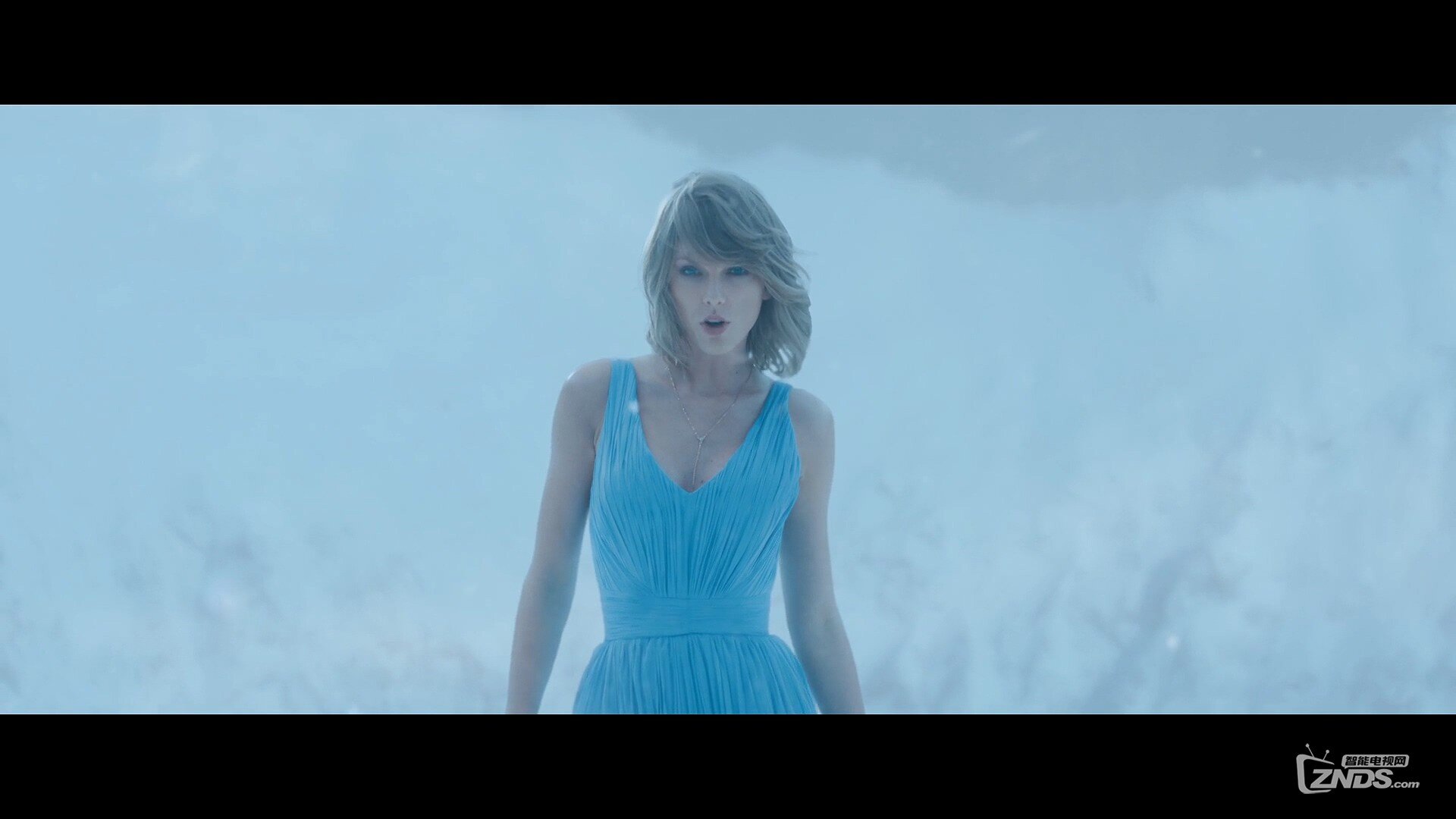 Клип зима. Taylor Swift out of the Woods клип. Тейлор Свифт из клипа. Тейлор Свифт последний клип. Me клип Taylor Swift.