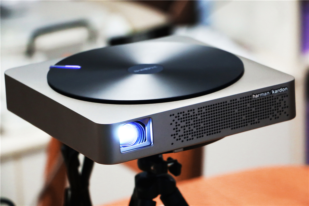 打造智能微投轻奢之风极米z4极光引领时尚潮流