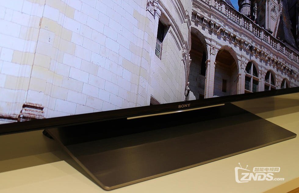 原来,在索尼65x9300d的背后进行了一个线材的隐藏式设计,通过底座上的