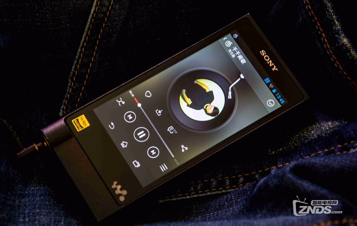 再加上背部不知真假的贴皮,zx2的手感是很不错的,嗯,握持就比较舒服