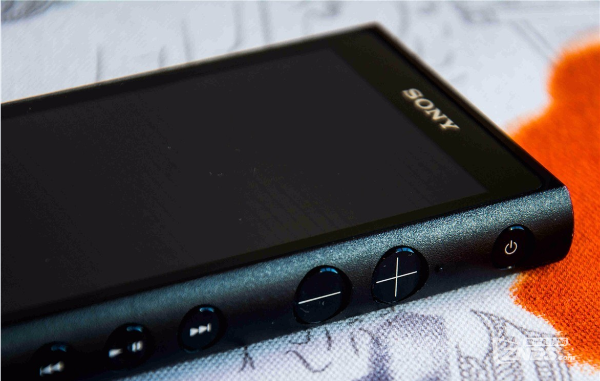 在颜值方面zx2确实是不如前代产品zx1来得好看,没有zx1那么炫酷,这点