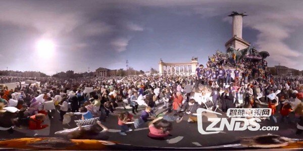 360全景视频:西班牙足球赛发泄吧!万人枕头大