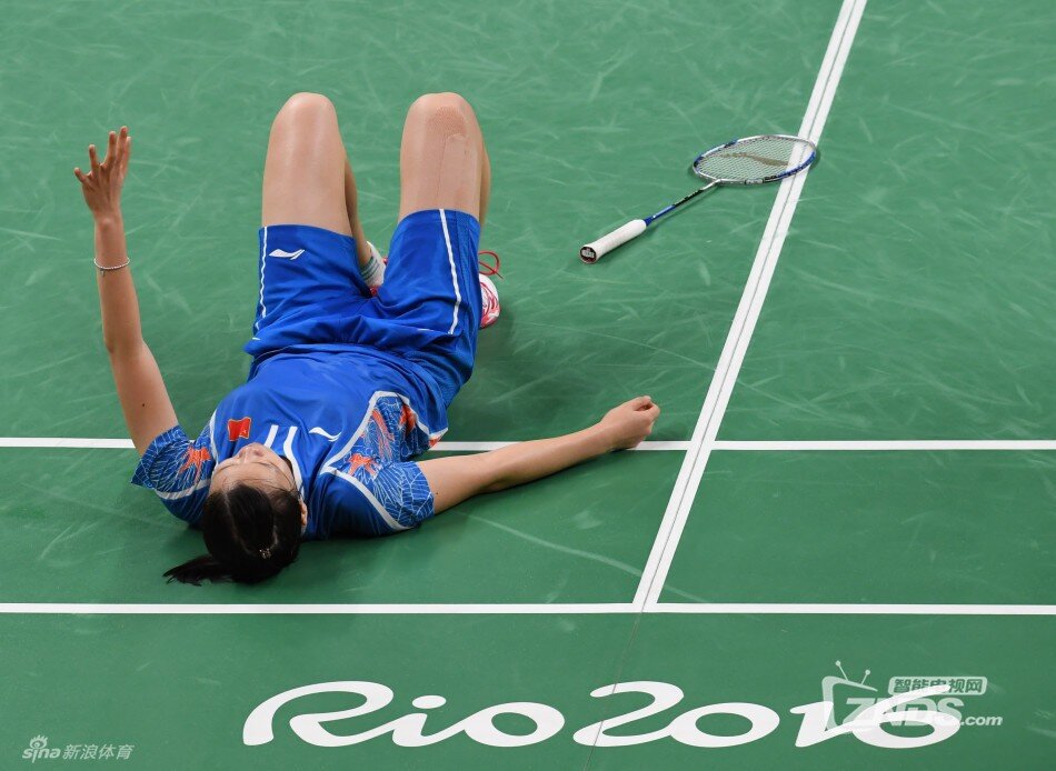 羽毛球女子单打半决赛,李雪芮受伤无缘决赛