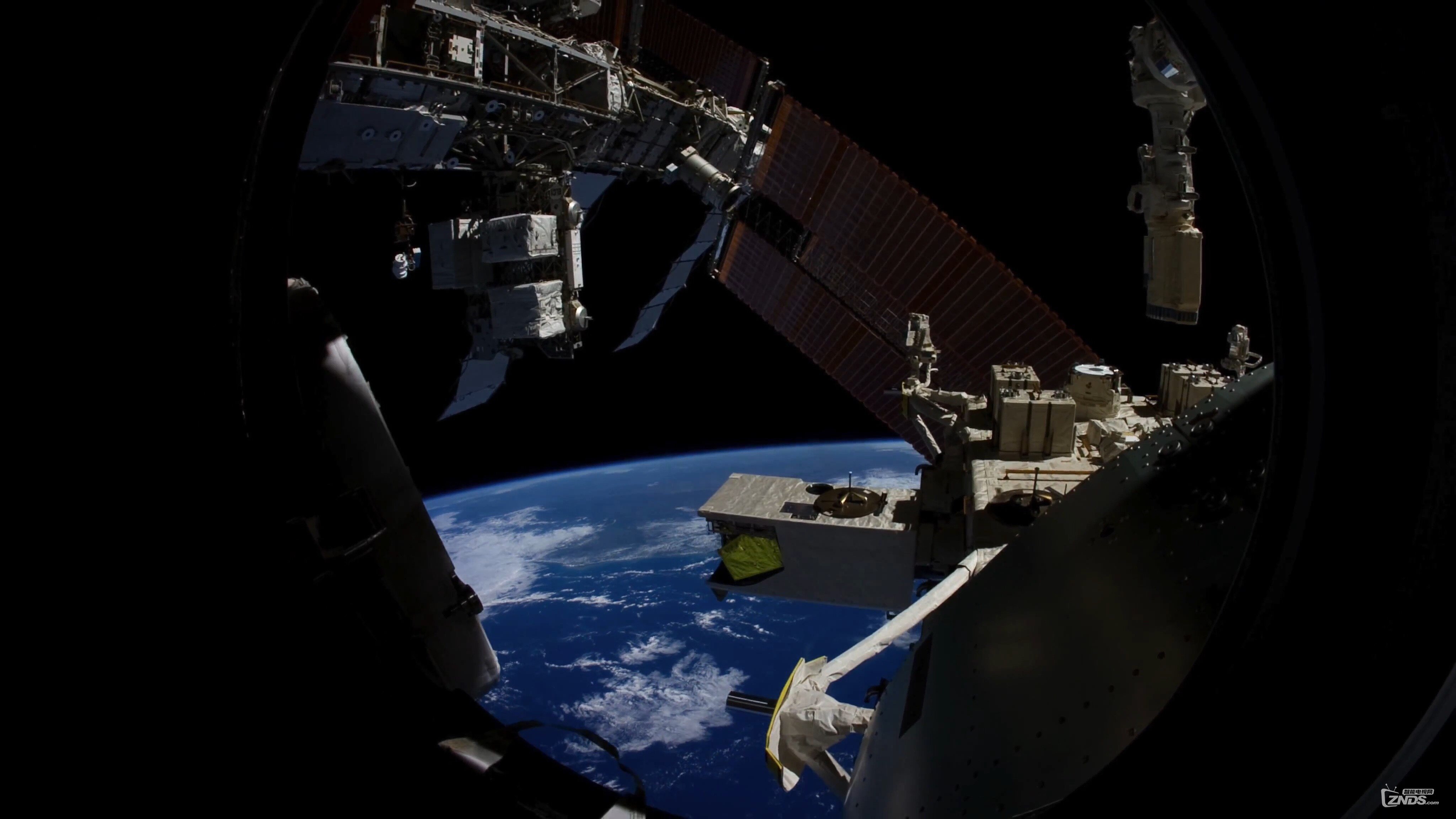 The World Outside My Window - Time Lapse of Earth from the ISS (4K).mp4_20160820.jpg
