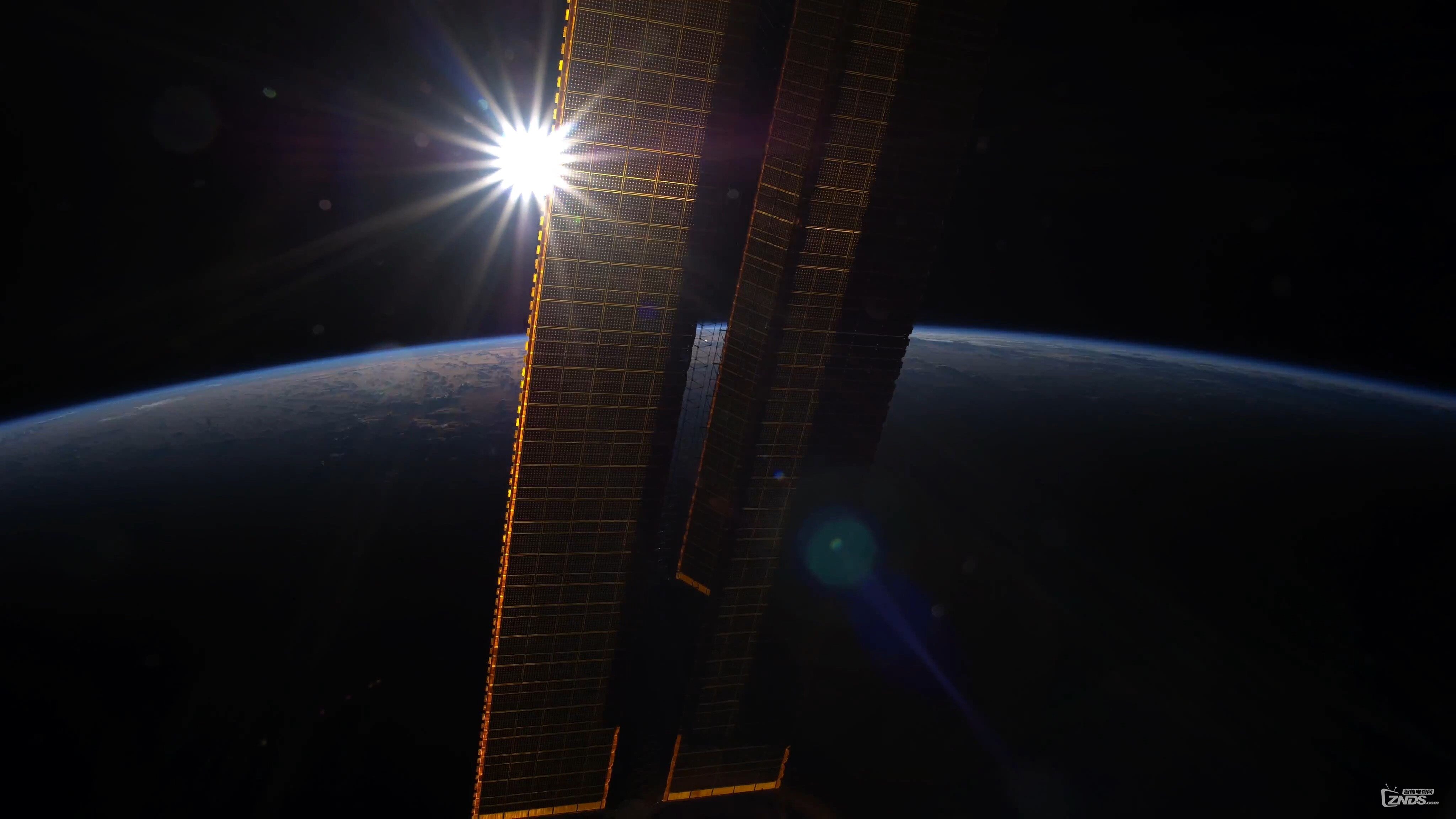 The World Outside My Window - Time Lapse of Earth from the ISS (4K).mp4_20160820.jpg