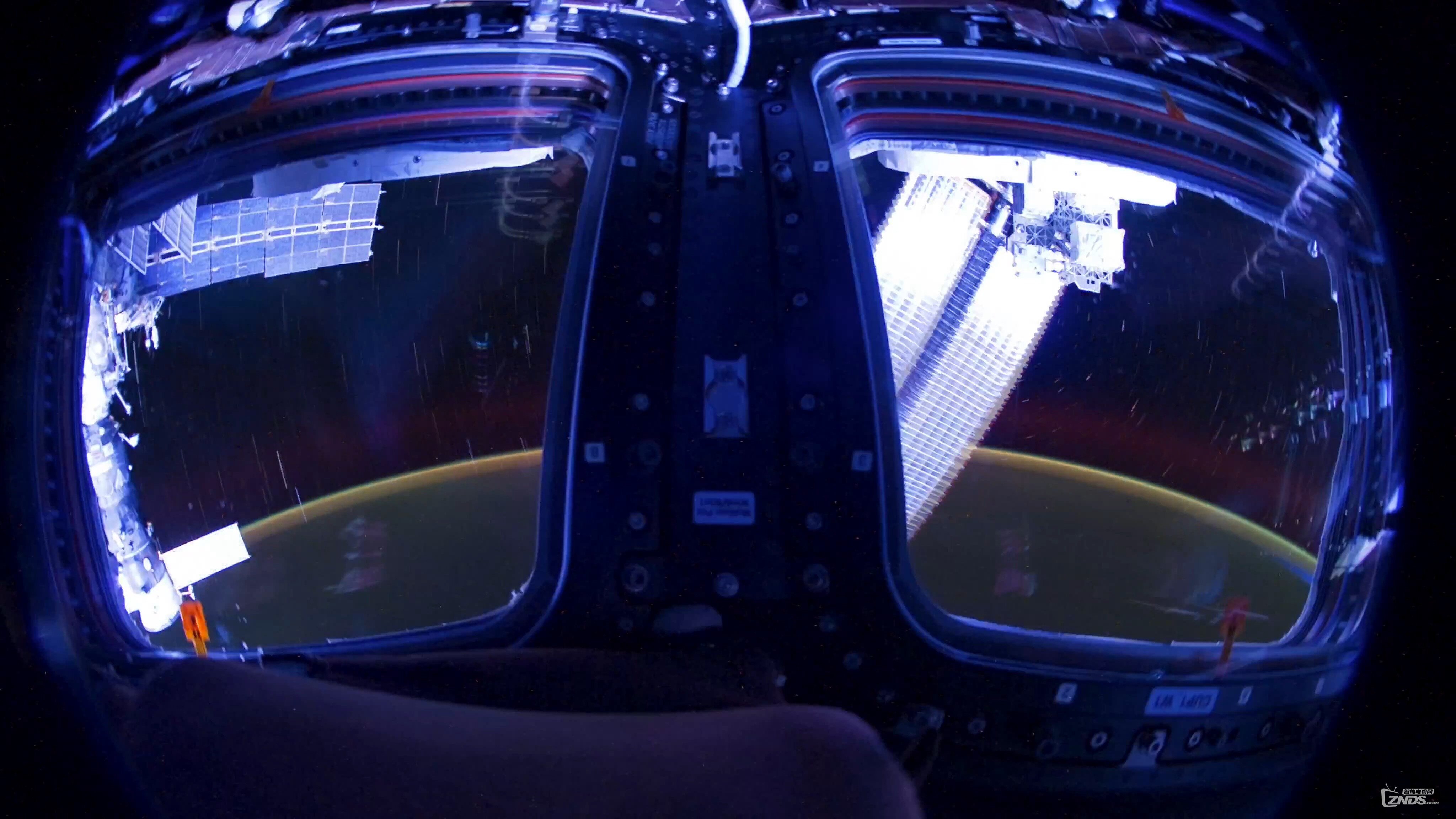 The World Outside My Window - Time Lapse of Earth from the ISS (4K).mp4_20160820.jpg