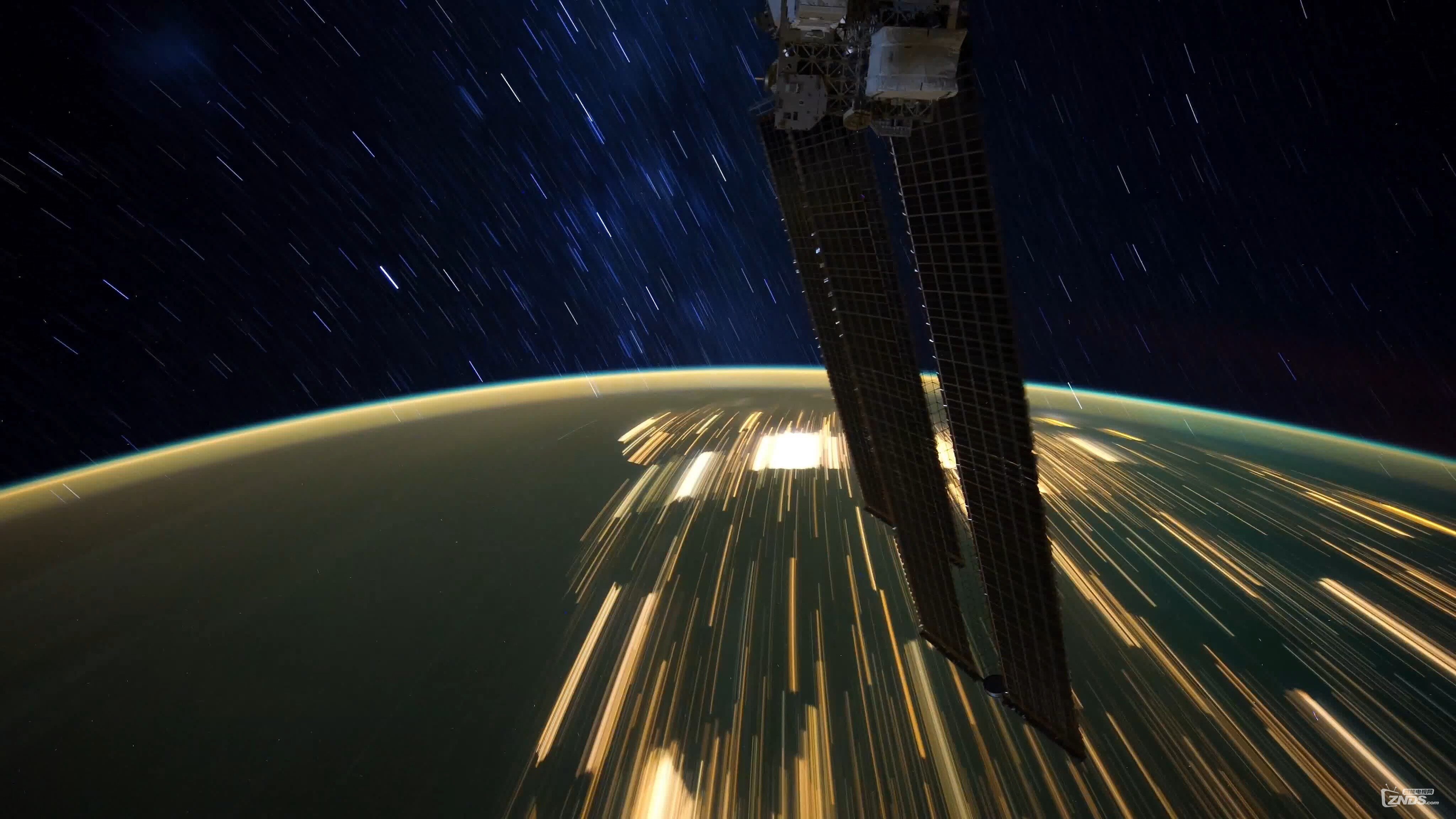The World Outside My Window - Time Lapse of Earth from the ISS (4K).mp4_20160820.jpg