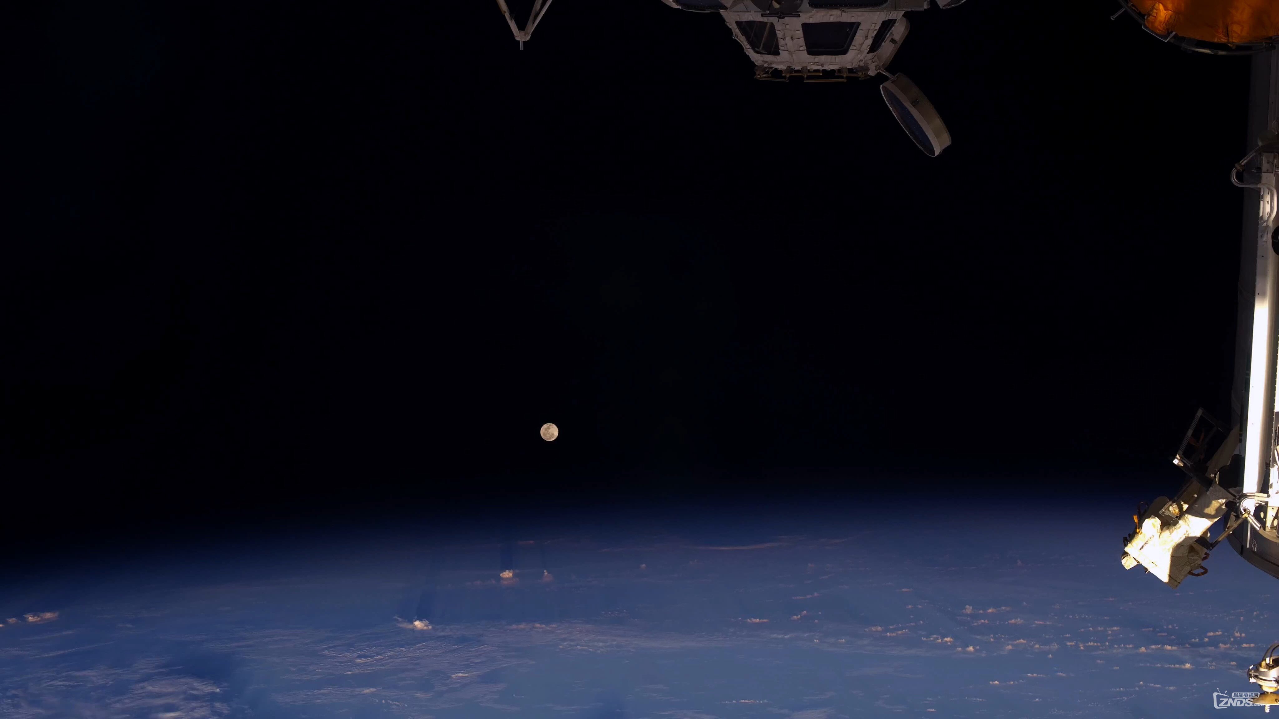 The World Outside My Window - Time Lapse of Earth from the ISS (4K).mp4_20160820.jpg