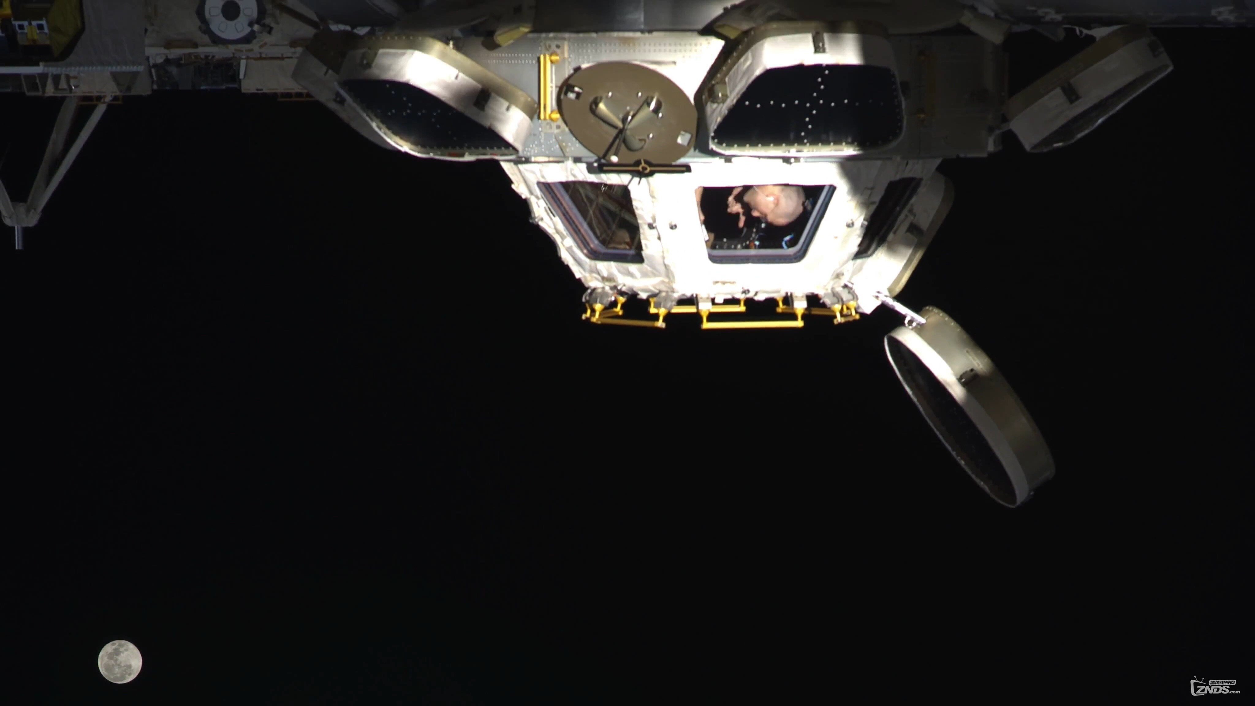 The World Outside My Window - Time Lapse of Earth from the ISS (4K).mp4_20160820.jpg