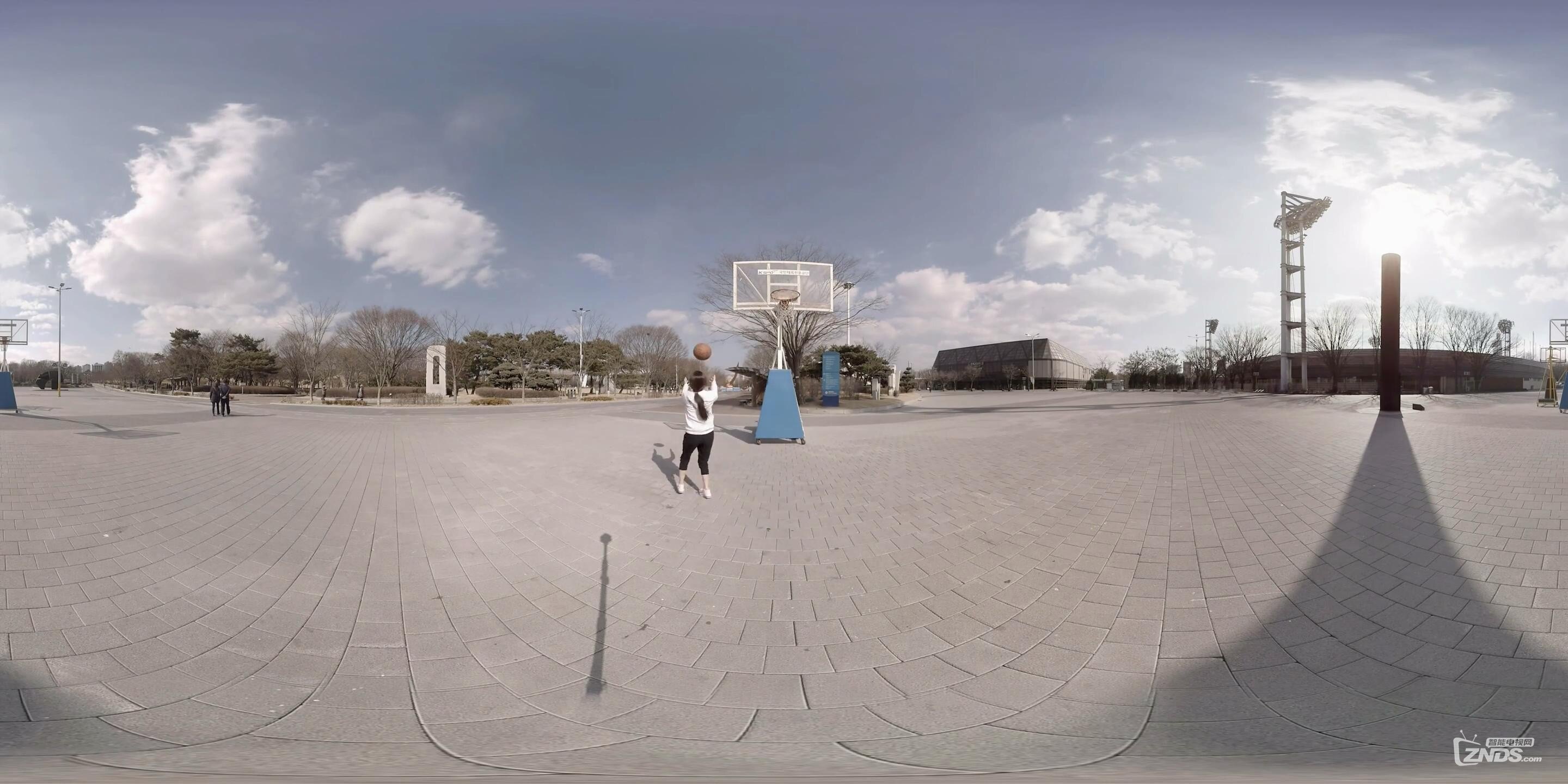 360度vr全景视频和可爱的美女一起打篮球