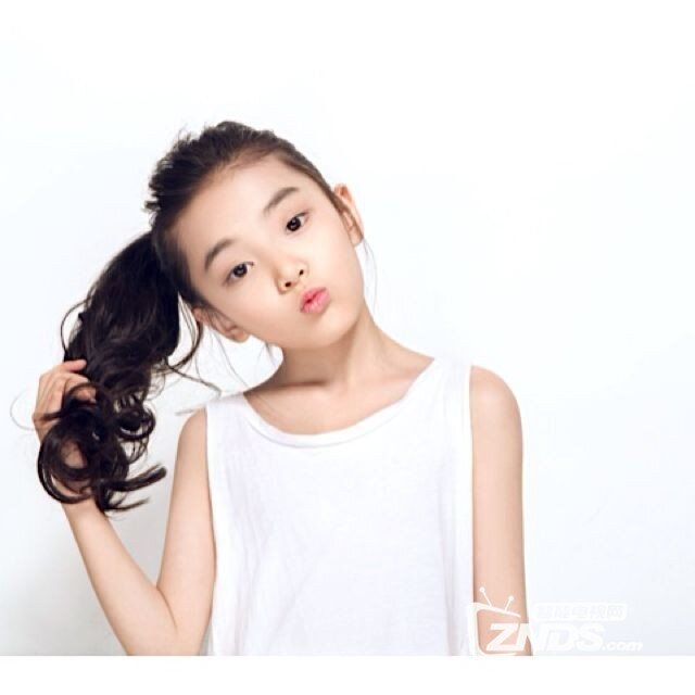 和老版的白娘子一样,饰演许仙的小朋友也是一位女生,叫做周芷莹.