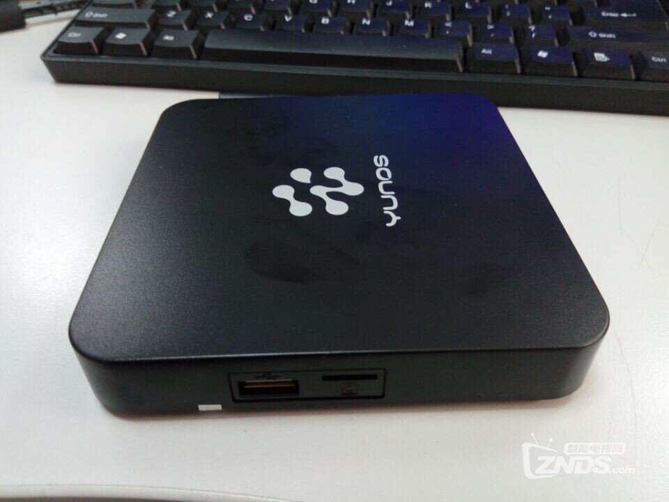 侧面有SD卡槽和USB