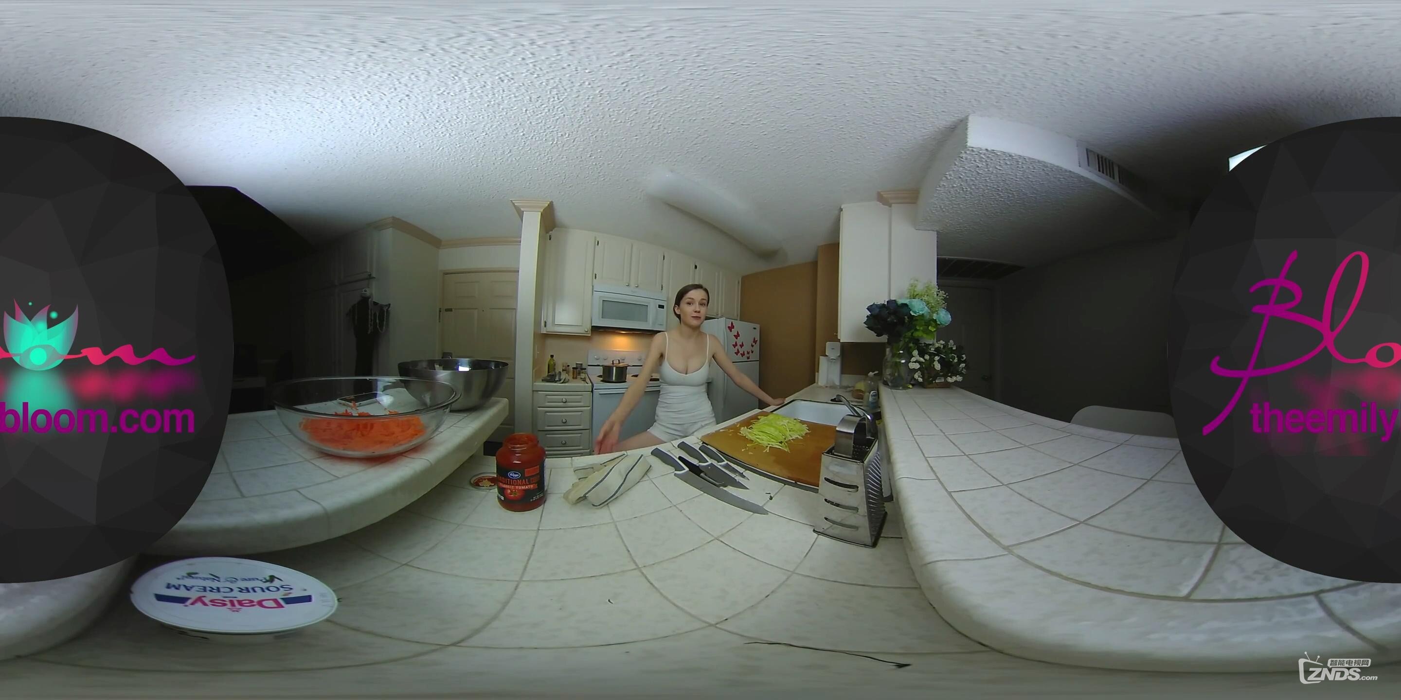 全景视频名模emilybloom的爱心晚餐吊带小背心厨房大作战