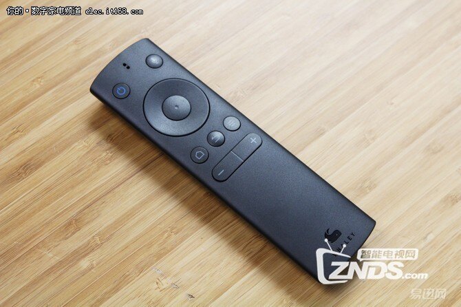 微鲸w43f电视配备自己研发的极简智能遥控器,采用人体工学设计原理