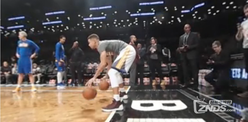 VR近距离细看斯蒂芬·库里（Steph Curry）对阵篮网赛前热身
