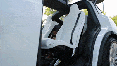 特斯拉SUV“Model X”公路体验 车门夹人