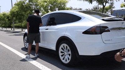 特斯拉SUV“Model X”公路体验 车门夹人