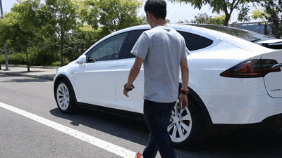 特斯拉SUV“Model X”公路体验 车门夹人