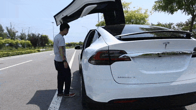 特斯拉SUV“Model X”公路体验 车门夹人