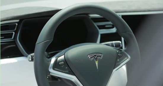 特斯拉SUV“Model X”公路体验 车门夹人