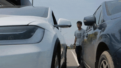 特斯拉SUV“Model X”公路体验 车门夹人
