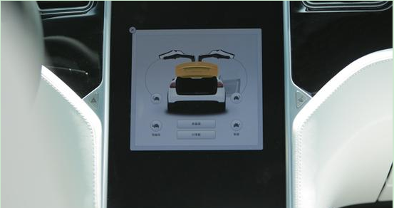 特斯拉SUV“Model X”公路体验 车门夹人