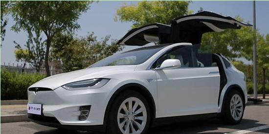 特斯拉SUV“Model X”公路体验 车门夹人