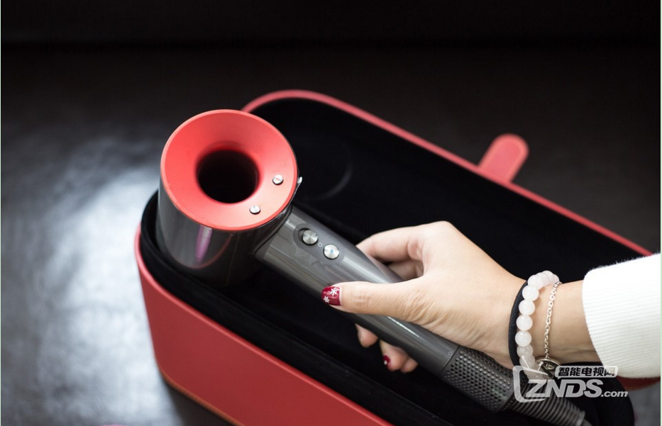 Dyson Supersonic 吹风机：遇上限量中国红