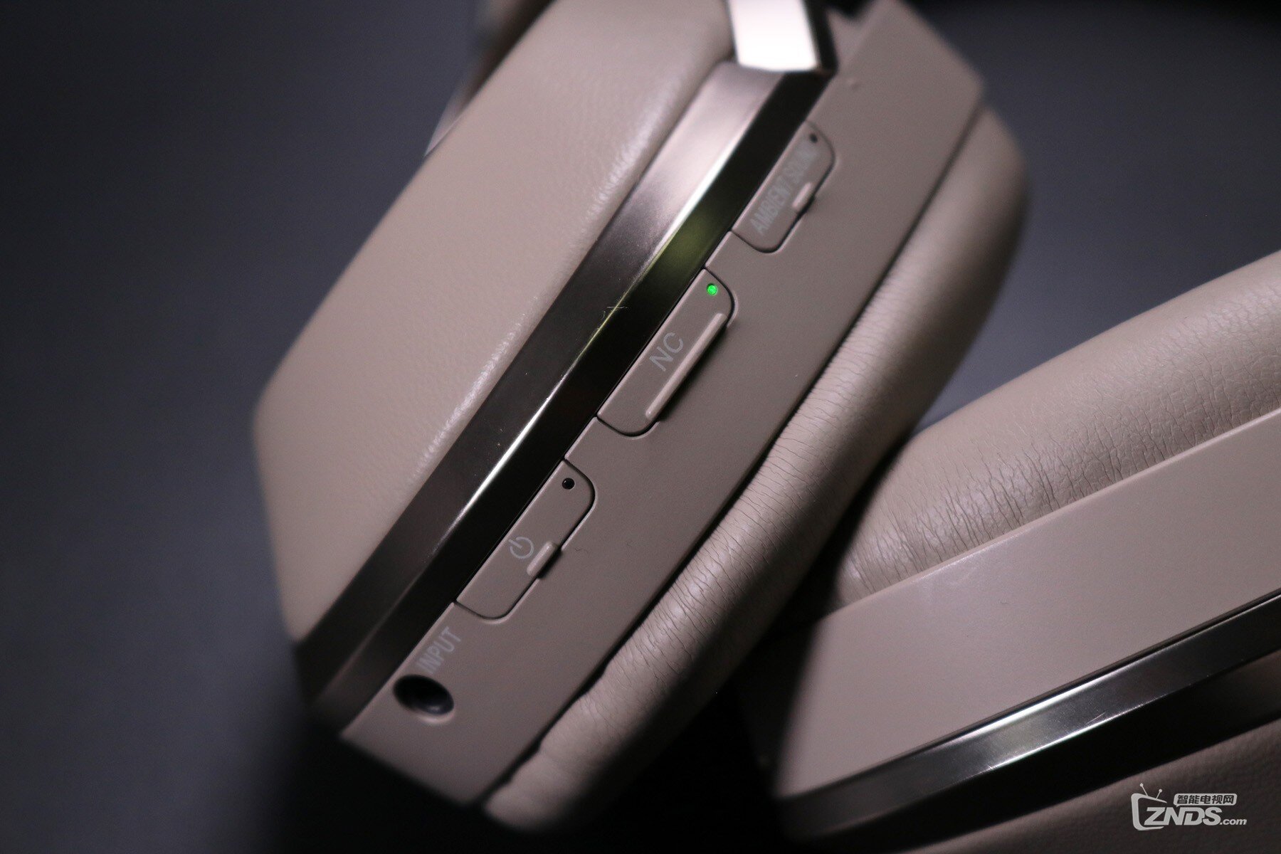 沉稳碰撞新潮--BOSE QC35\/索尼MDR-1000X