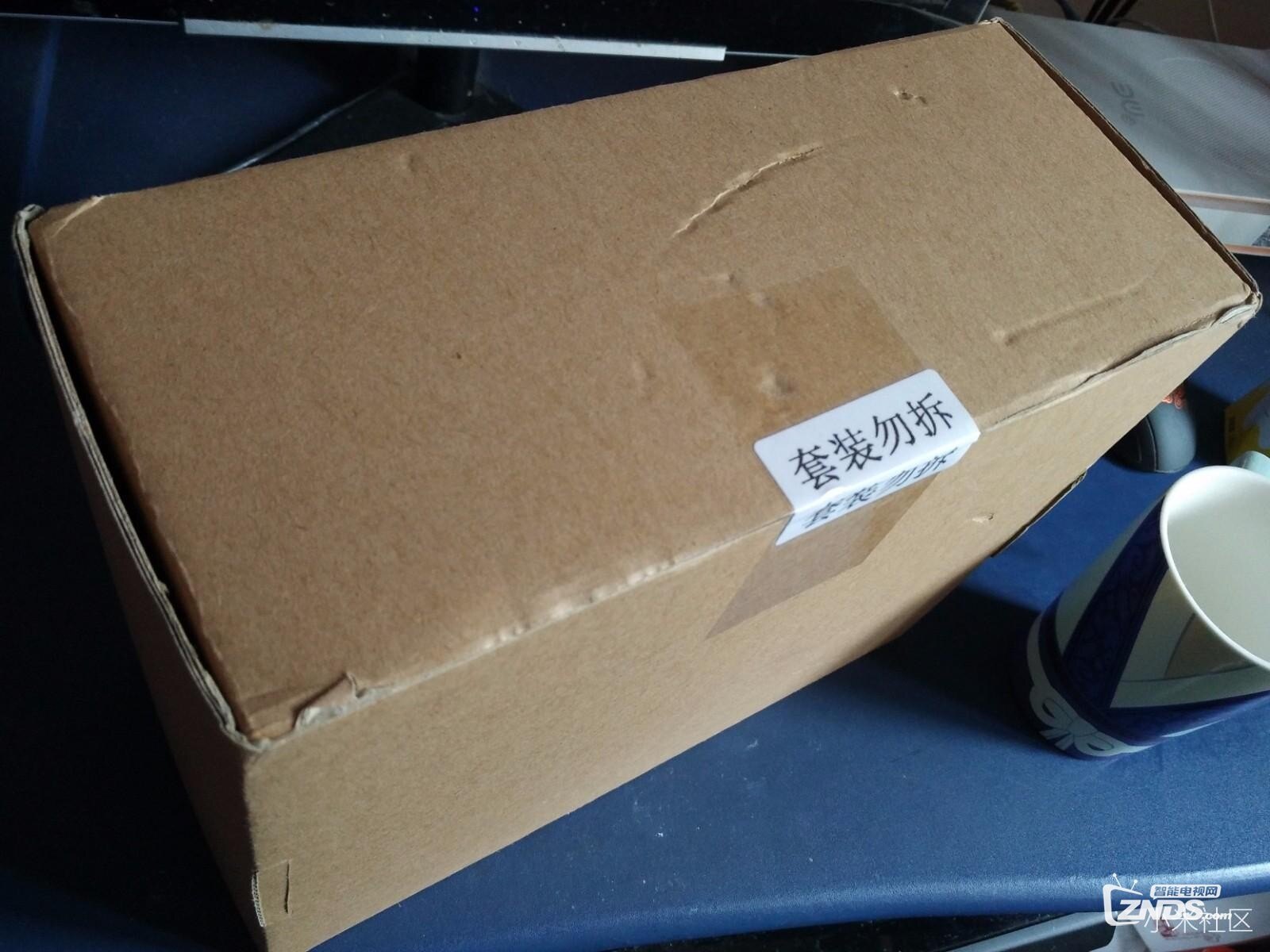 撕开上面"套装勿拆"的封条,打开后发现其中包括原包装耳机