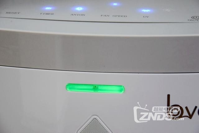 它比小米空气净化器还厉害，居然还可以做到香薰功能