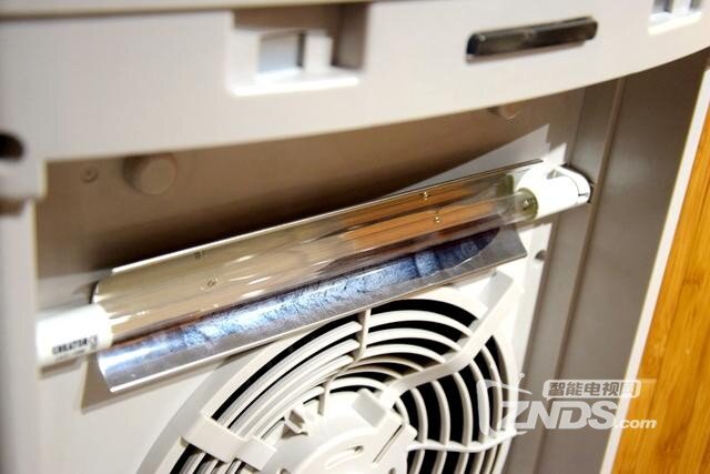 它比小米空气净化器还厉害，居然还可以做到香薰功能