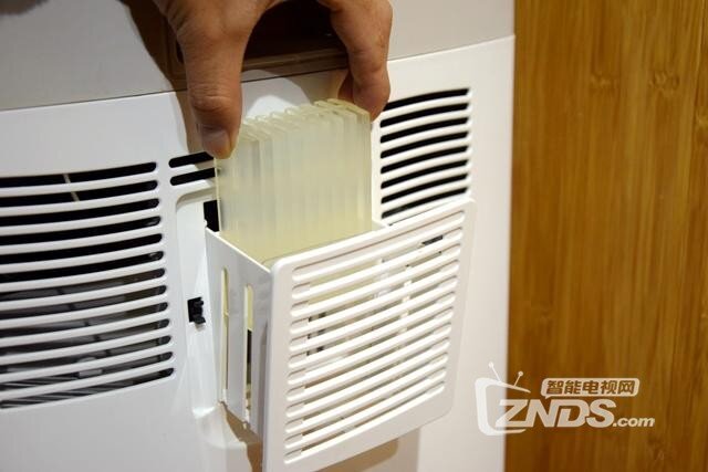 它比小米空气净化器还厉害，居然还可以做到香薰功能