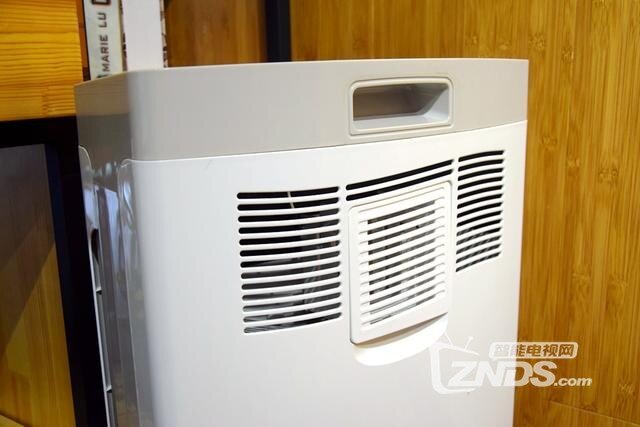 它比小米空气净化器还厉害，居然还可以做到香薰功能