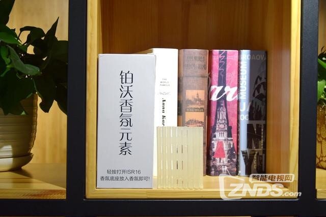 它比小米空气净化器还厉害，居然还可以做到香薰功能
