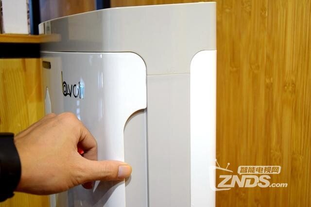 它比小米空气净化器还厉害，居然还可以做到香薰功能